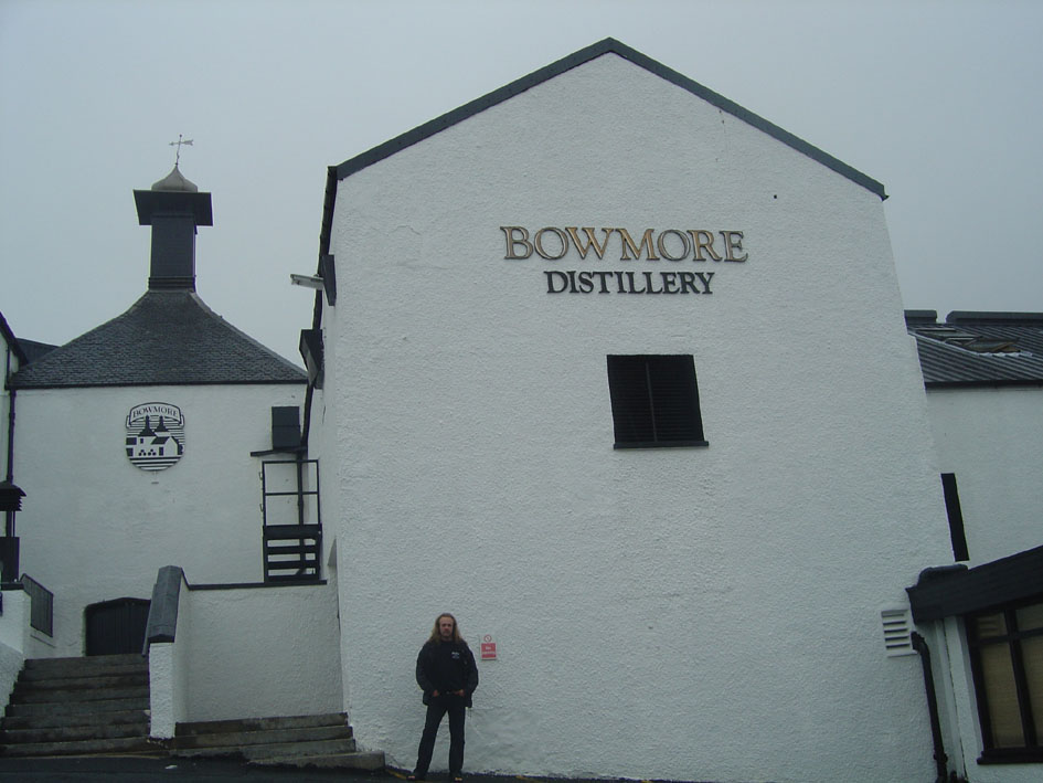 Håkan utanför Bowmore destilleriet