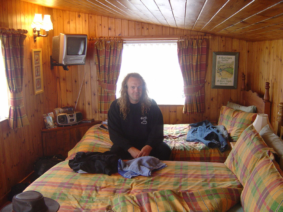 Håkan i rummet som vi hyrde på Islay